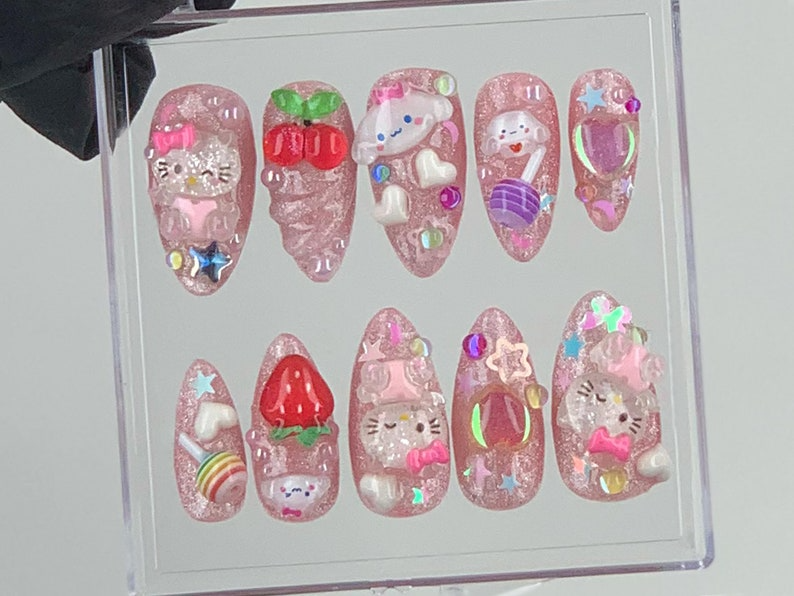 Cute 3D Cartoon Press-On Nails Kawaii Glitter Pink Nail Art Hello Kitty And Strawberry Themed Acrylic Nails Nail CharmsCustom|OB575Y