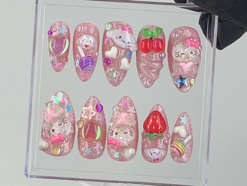 Cute 3D Cartoon Press-On Nails Kawaii Glitter Pink Nail Art Hello Kitty And Strawberry Themed Acrylic Nails Nail CharmsCustom|OB575Y