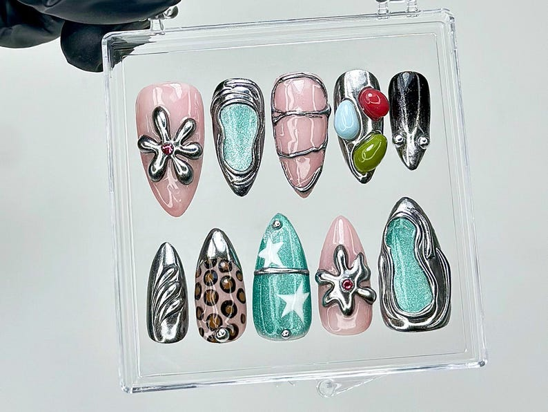 Chrome Abstract Press On Nails Y2K Futuristic Jellybean Fake nails Star & Flower Art Nail Art Futuristic Y2K Chrome Nails OB941YK