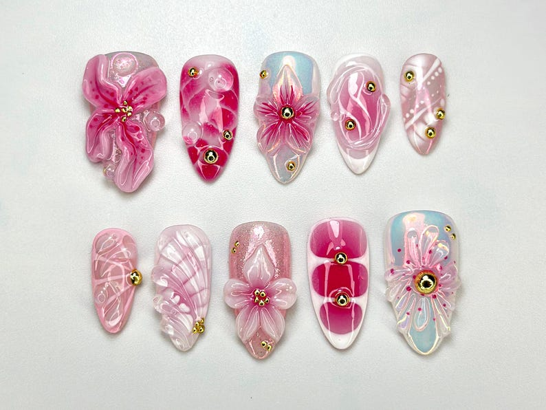 Romantic Blush Pink Press-On Nails Handmade Floral Nail Art Glossy Floral Nail Design| Blush Pink & Gold Nails Luxury Nail Art|OC696HC