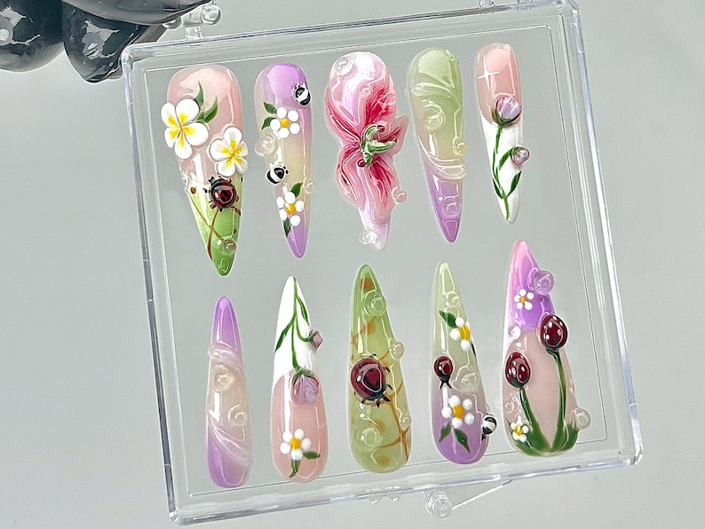 Ladybug Spring Floral Press On Nails Spring Floral Cottagecore Nails Spring Nature Design Nail Art Wildflower Fake Nails OB857YC