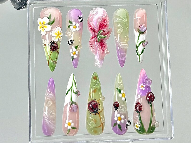 Ladybug Spring Floral Press On Nails Spring Floral Cottagecore Nails Spring Nature Design Nail Art Wildflower Fake Nails OB857YC