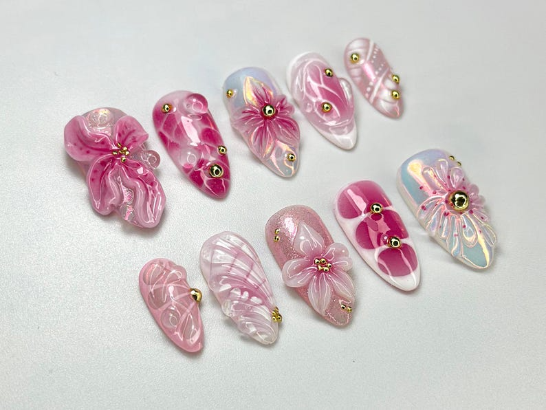 Romantic Blush Pink Press-On Nails Handmade Floral Nail Art Glossy Floral Nail Design| Blush Pink & Gold Nails Luxury Nail Art|OC696HC