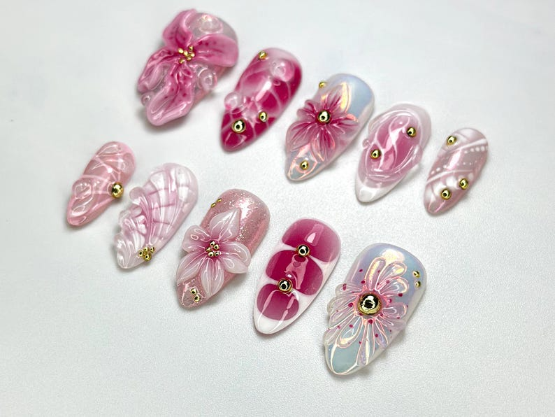 Romantic Blush Pink Press-On Nails Handmade Floral Nail Art Glossy Floral Nail Design| Blush Pink & Gold Nails Luxury Nail Art|OC696HC