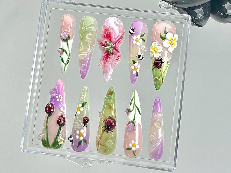 Ladybug Spring Floral Press On Nails Spring Floral Cottagecore Nails Spring Nature Design Nail Art Wildflower Fake Nails OB857YC