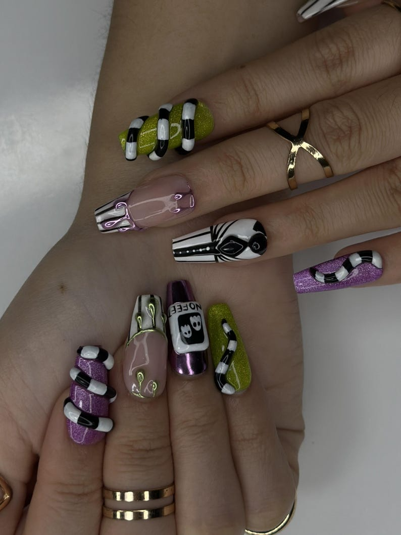 Spooky Stripes Press On Nails Beetle-Inspired Gothic Nail Art Handmade Creepy Cute Nails Halloween Party Nail Art