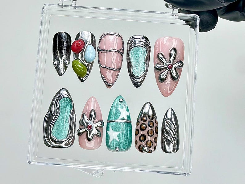 Chrome Abstract Press On Nails Y2K Futuristic Jellybean Fake nails Star & Flower Art Nail Art Futuristic Y2K Chrome Nails OB941YK