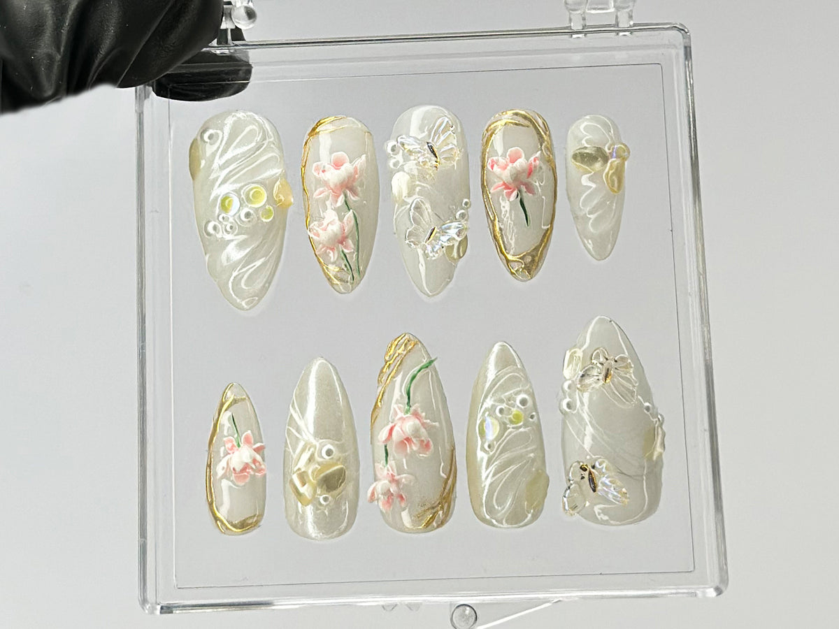 Elegant Lotus Flower Press On Nails, Chic White & Gold On Fake Nails, 3D Floral Acrylic
