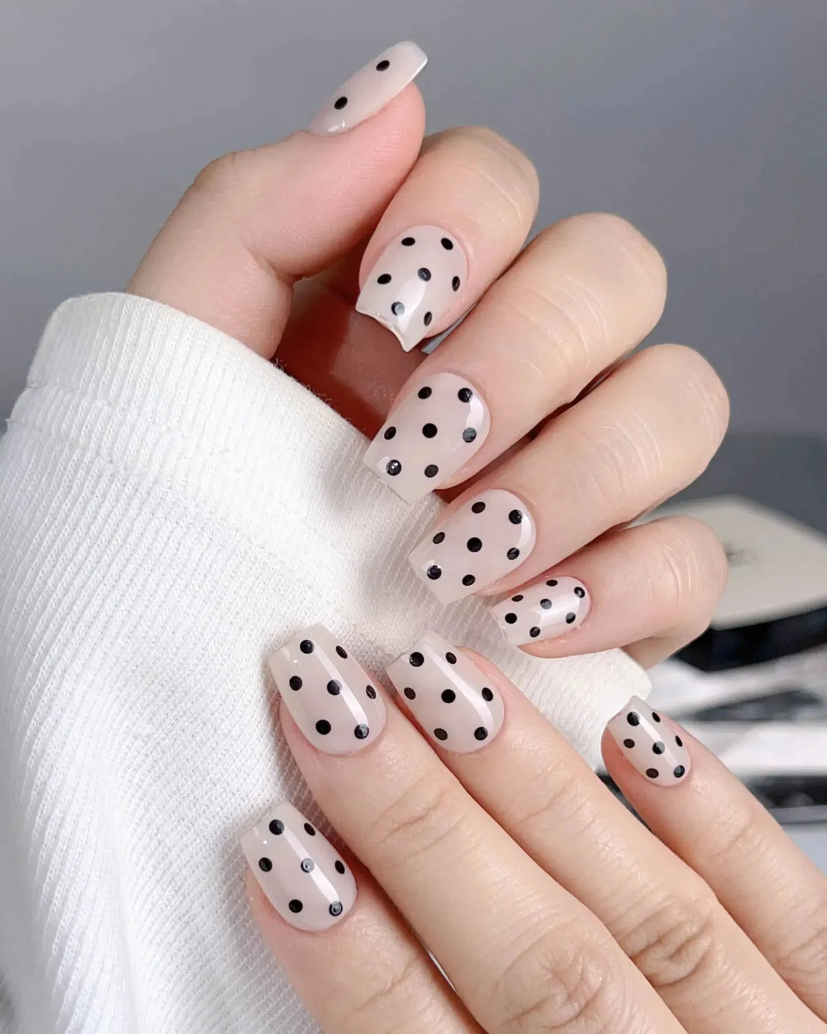 Dot Noir Mini Reusable Press On Nails