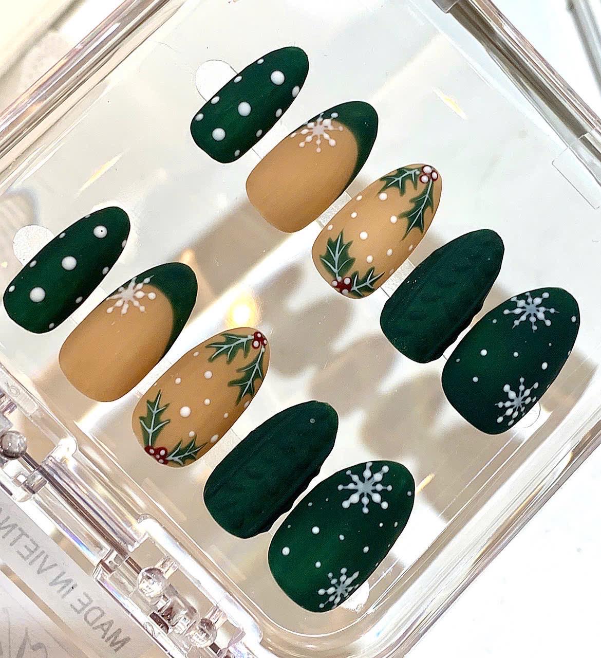 Christmas Green Sweater Press On Nails – Cozy Matte Holiday Set