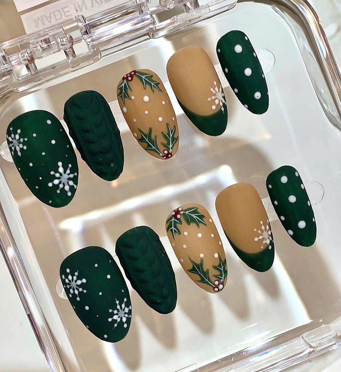 Christmas Green Sweater Press On Nails – Cozy Matte Holiday Set