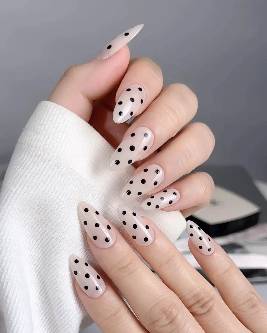 Dot Noir Reusable Press On Nails